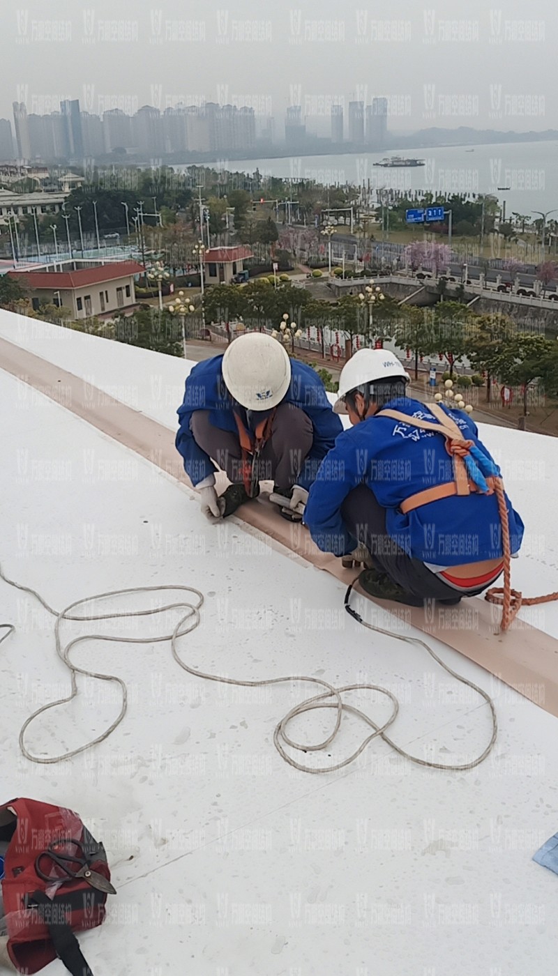 汕尾市體育中心（一期）工程田徑場膜結構項目進入二次膜及防水施工階段