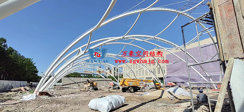 寧波諾丁漢大學室外運動場地改擴建項目膜結(jié)構(gòu)工程鋼結(jié)構(gòu)已完成